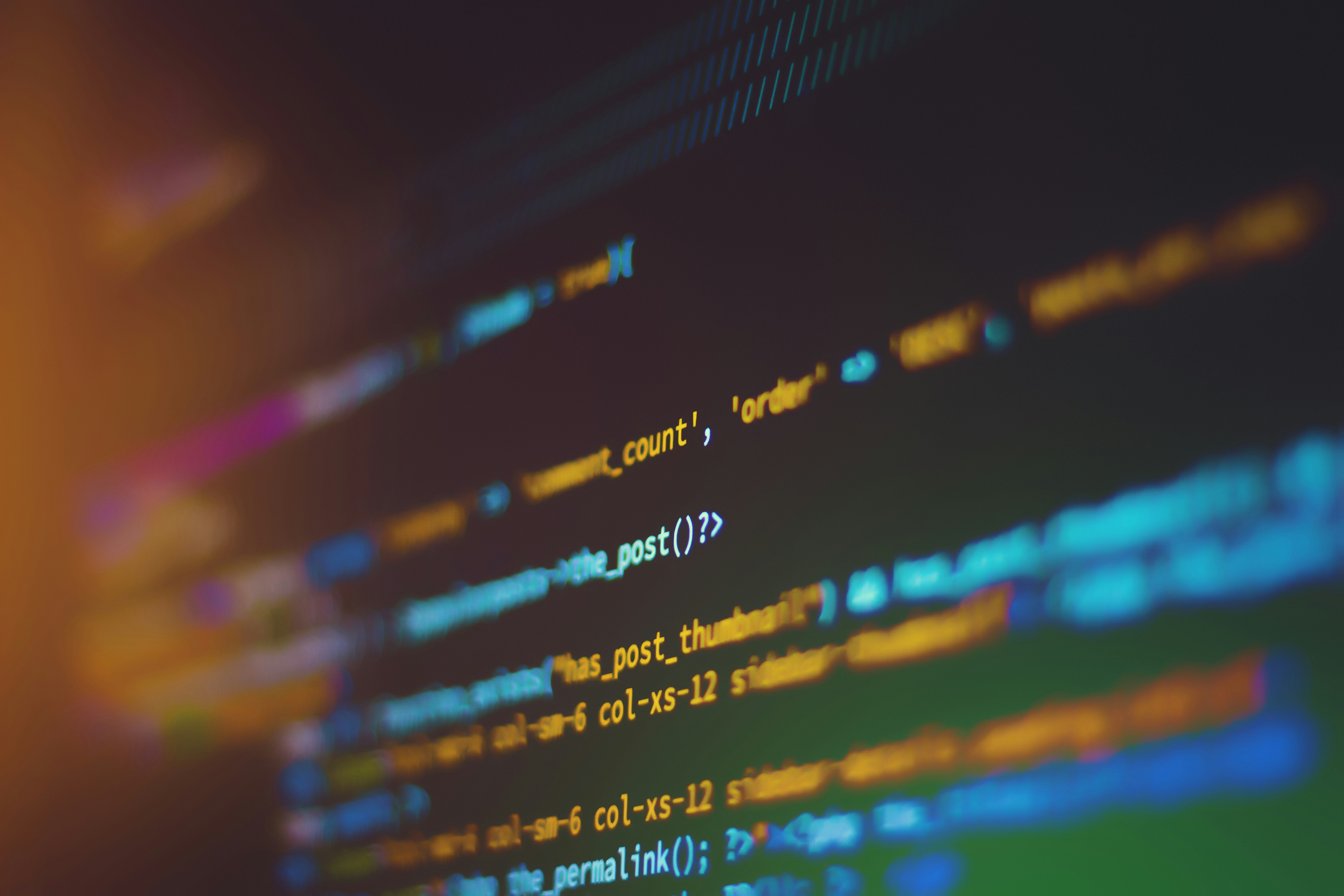 Datenanalyse und Programmiercode auf einem Bildschirm